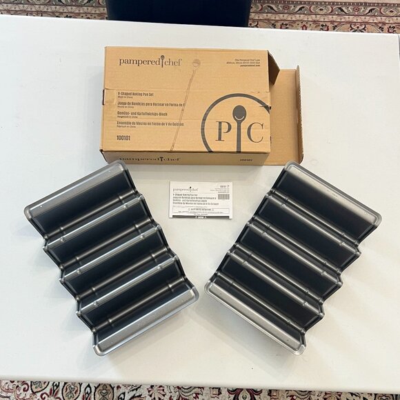 Brand New V-Shaped Baking Pan Set by Pampered Chef! - Picture 1 of 11